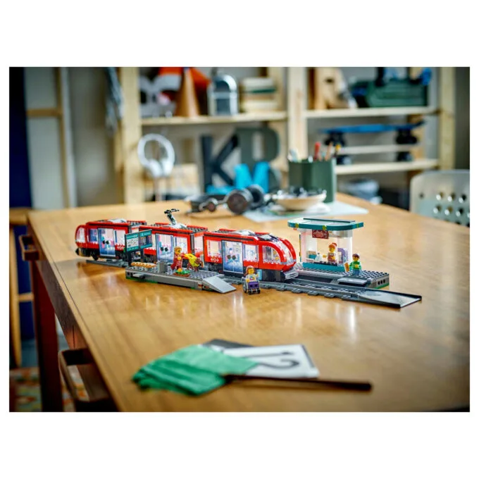 LEGO 60423 City Straßenbahn mit Haltestelle — image 12