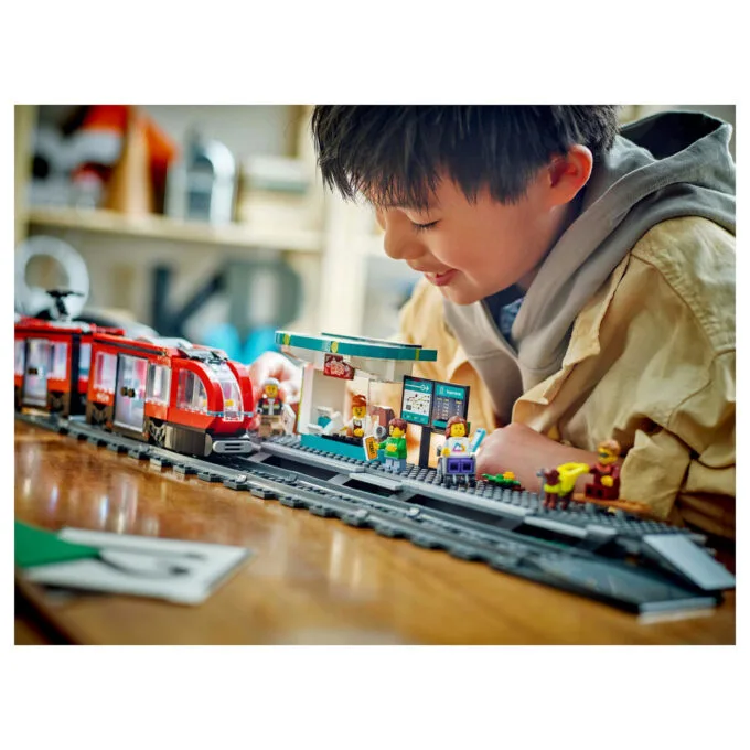 LEGO 60423 City Straßenbahn mit Haltestelle — image 13