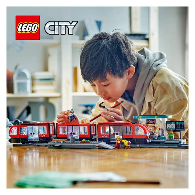 LEGO 60423 City Straßenbahn mit Haltestelle — image 14