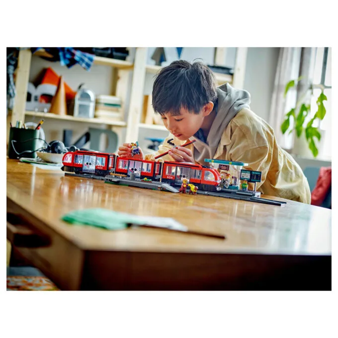 LEGO 60423 City Straßenbahn mit Haltestelle — image 22