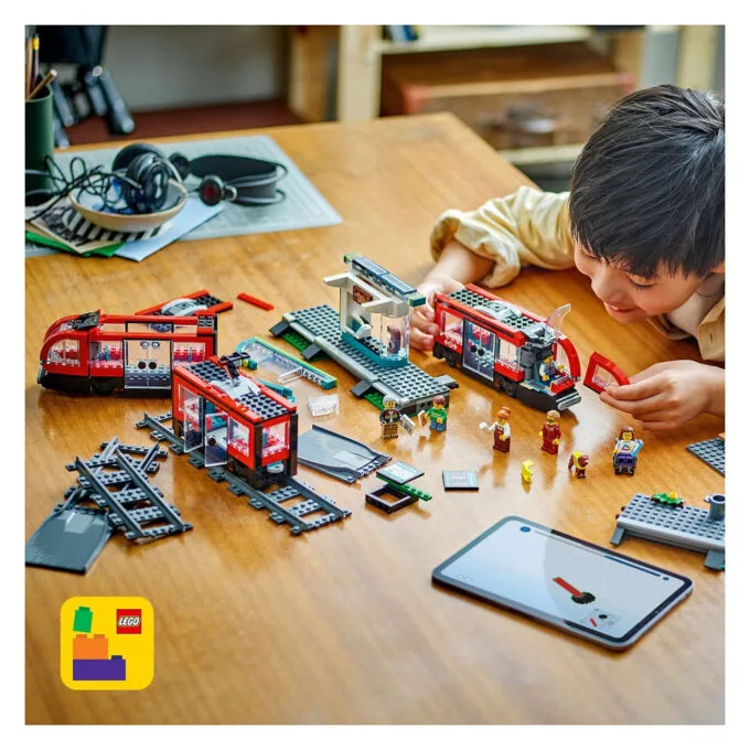 LEGO 60423 City Straßenbahn mit Haltestelle — image 9