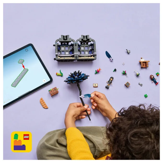 LEGO 76784 Wednesday Schwarze Dahlie — image 12
