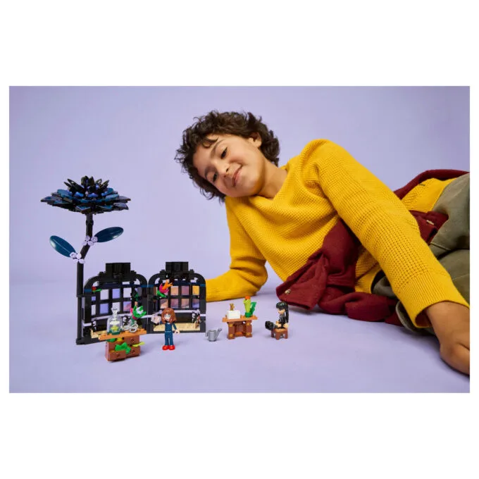 LEGO 76784 Wednesday Schwarze Dahlie — image 24