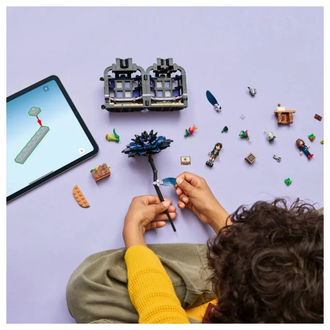 LEGO 76784 Wednesday Schwarze Dahlie — image 30