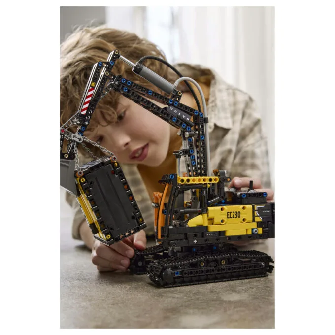LEGO Technic Volvo FMX LKW mit EC230 Electric Raupenbagger 42175 — image 13