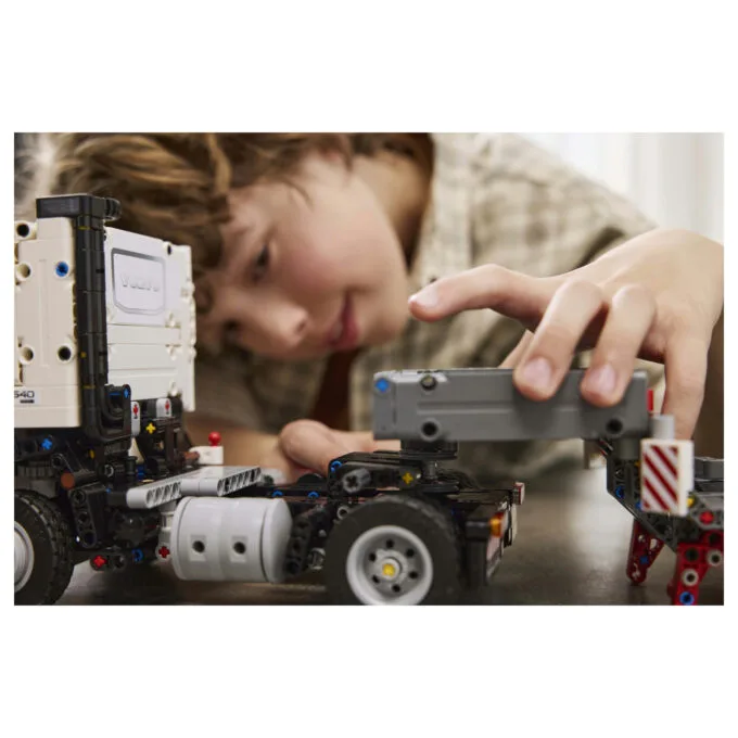 LEGO Technic Volvo FMX LKW mit EC230 Electric Raupenbagger 42175 — image 26