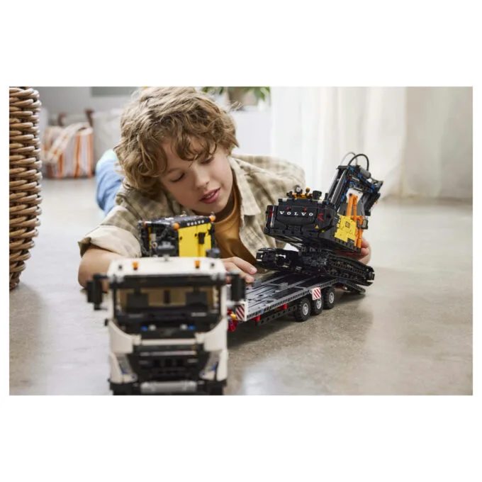 LEGO Technic Volvo FMX LKW mit EC230 Electric Raupenbagger 42175 — image 27