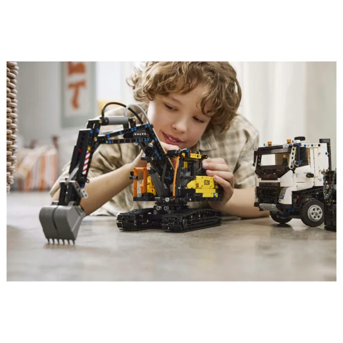 LEGO Technic Volvo FMX LKW mit EC230 Electric Raupenbagger 42175 — image 30