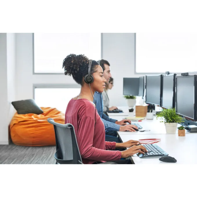 Logitech Zone Wired USB-C On-Ear Headset Graphite Teams Certified — image 4