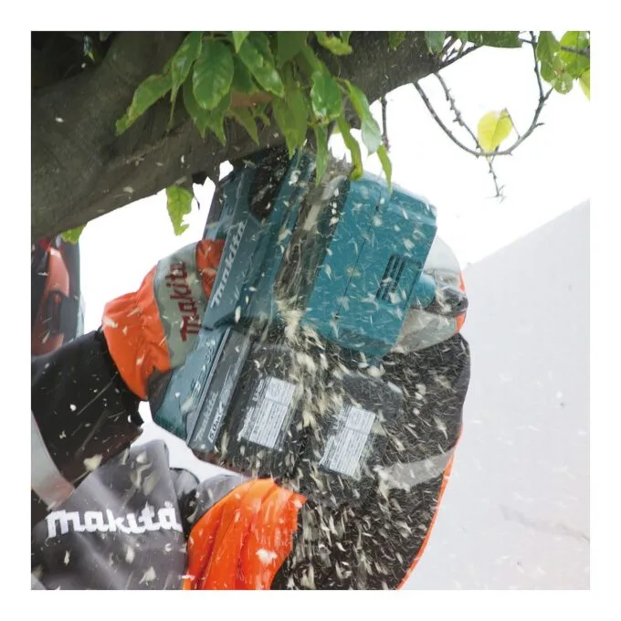 Makita DUC256Z chainsaw — image 3