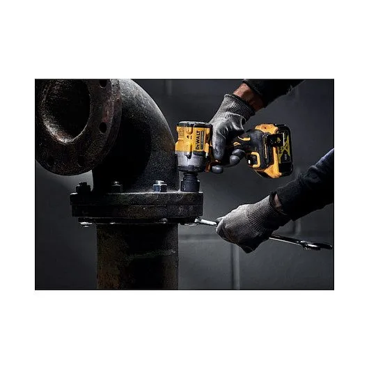 DeWALT DCF922P2T-QW power wrench — image 4