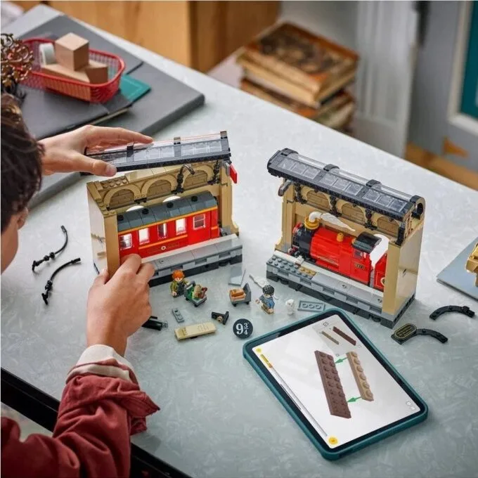 LEGO Harry Potter 76450 Book Nook: The Hogwart Express — image 9